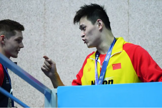 Vận động viên Trung Quốc la lối sau khi bị hắt hủi trên bục nhận huy chương vàng