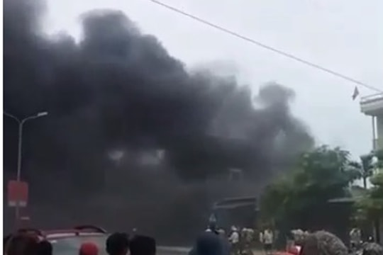 Ngôi nhà kiêm kho hàng tạp hóa ở Nghệ An cháy dữ dội, vợ chồng chủ nhà ôm con thoát ra ngoài