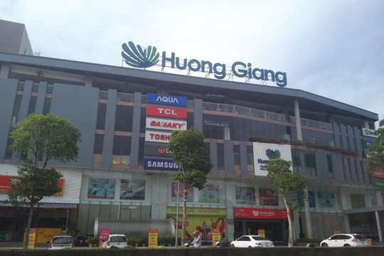 Cảnh sát và Quản lý thị trường kiểm tra siêu thị Hương Giang ở thành phố Vinh