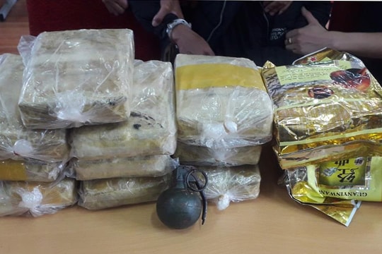 Khen thưởng Ban chuyên án bắt 2 đối tượng cầm lựu đạn đi buôn ma túy