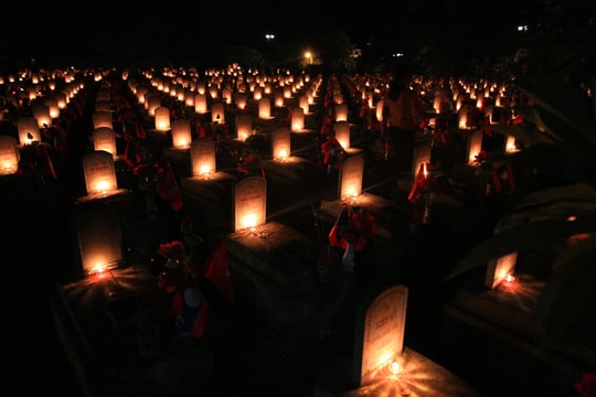 Gần 11.000 ngọn nến thắp sáng Nghĩa trang liệt sỹ Quốc tế Việt - Lào