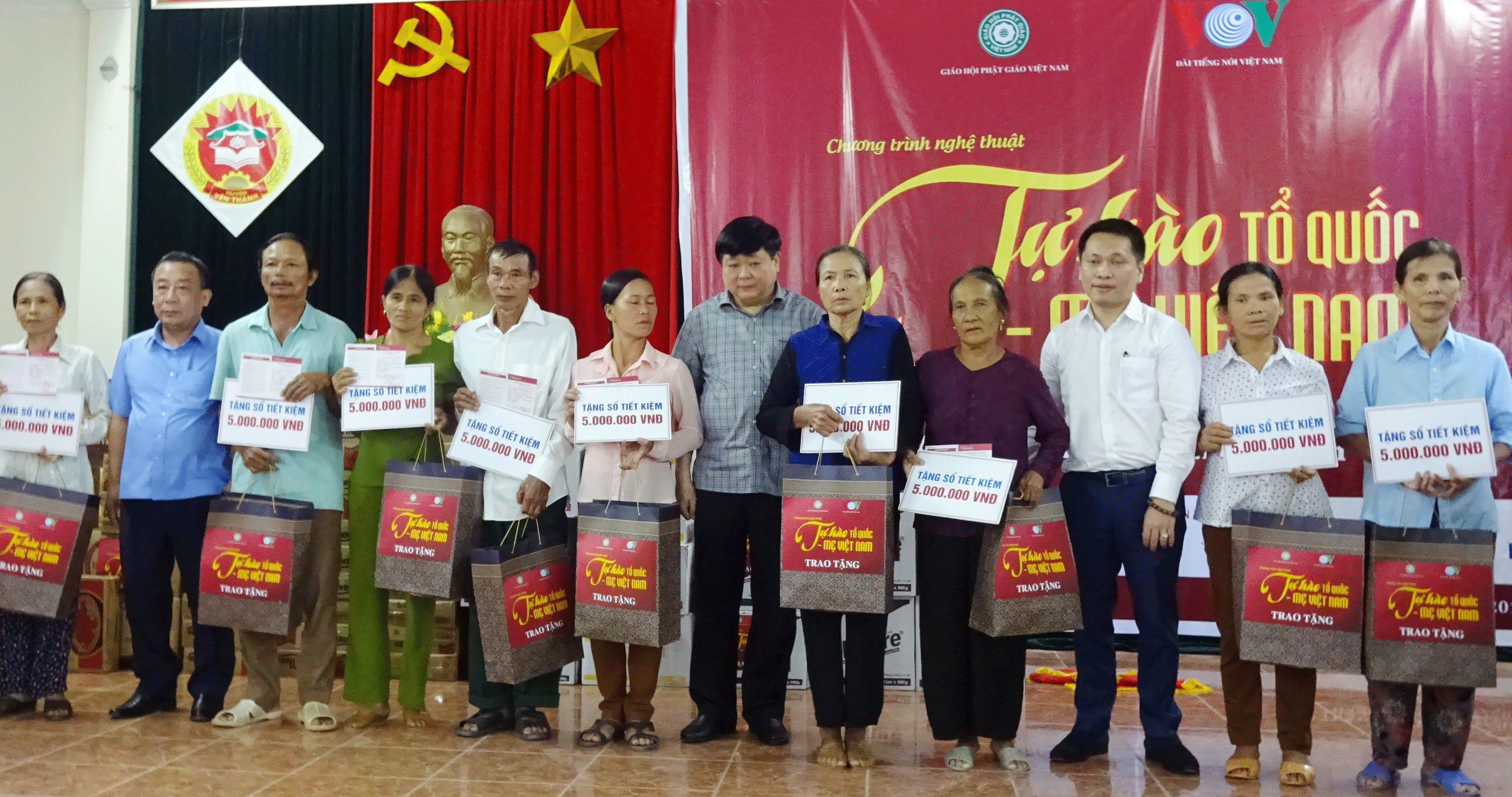 Tổng Giám đốc Đài Tiếng nói Việt Nam trao quà cho các gia đình chính sách ở Yên Thành