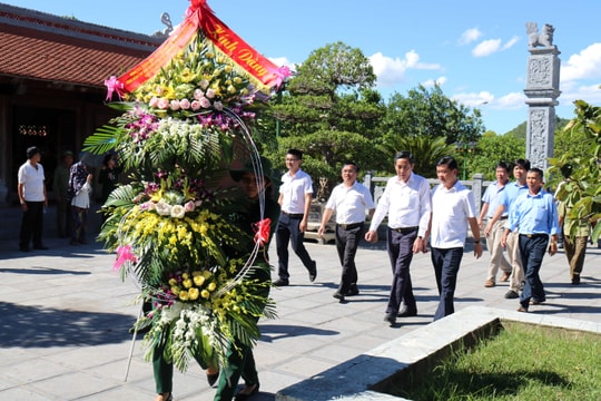 Tổng Biên tập Báo Nhân Dân dâng hương tại Khu Di tích lịch sử Truông Bồn