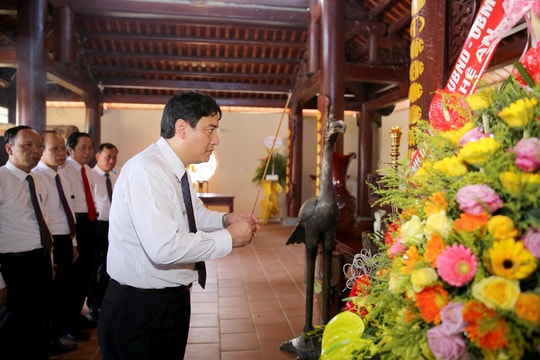 Lãnh đạo tỉnh Nghệ An dâng hoa, dâng hương, tưởng nhớ các Anh hùng liệt sỹ 