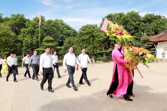 Bộ trưởng Bộ Tài chính dâng hoa, dâng hương tại Khu Di tích Kim Liên và Truông Bồn