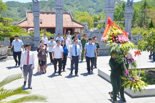 Phó Thủ tướng Vương Đình Huệ dâng hoa tưởng niệm các Anh hùng liệt sỹ ​tại Nghệ An