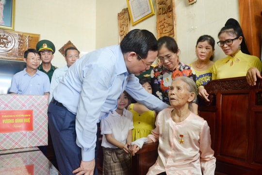 Phó Thủ tướng Vương Đình Huệ thăm, tặng quà các gia đình có công tiêu biểu ở Nghi Lộc