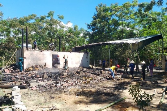 Hỏa hoạn thiêu rụi nhà sàn của thầy giáo tiểu học ở Quế Phong