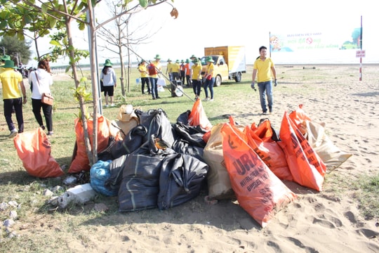 Gần 100 đoàn viên ngành Bưu điện tham gia làm sạch môi trường biển Diễn Thành