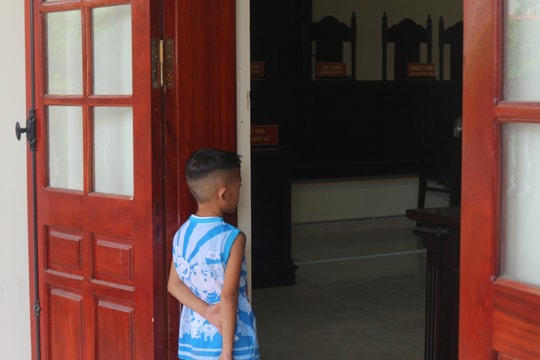 Nhói lòng trước tình cảnh của đứa trẻ bị mẹ bỏ rơi, bố vướng lao lý
