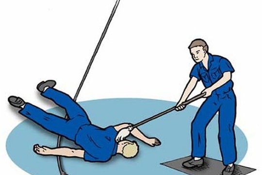 Người đàn ông bị điện giật tử vong khi sửa máy bơm