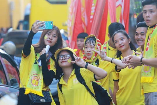 Nhiều CĐV nữ xinh đẹp 'tiếp lửa' trận SLNA - Nam Định