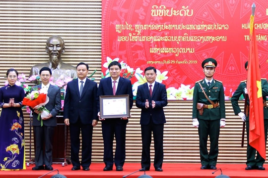 CHDCND Lào trao tặng Huân chương Lao động hạng Nhất cho Đảng bộ, chính quyền và nhân dân Nghệ An
