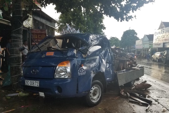 Hai ô tô tải va vào nhau, xe dập nát, người đi viện