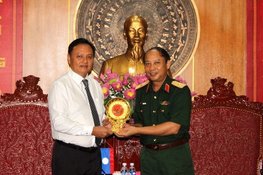 Xây dựng mối đoàn kết, hữu nghị, hợp tác giữa tỉnh Savannakhet và Quân khu 4 