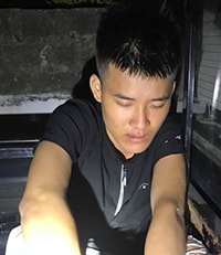 Thú tội giết người yêu, nghi phạm ngồi vỉa hè chờ cảnh sát đến bắt