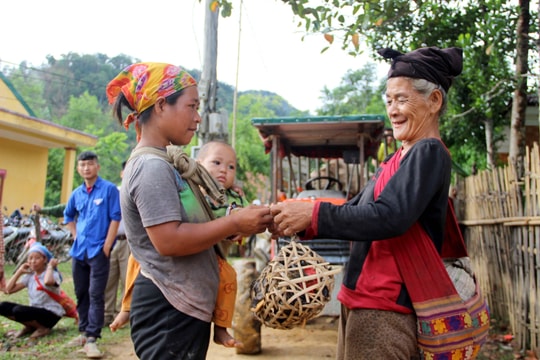 Đồng bào Đan Lai tại Con Cuông (Nghệ An) chuyển đến nơi ở mới