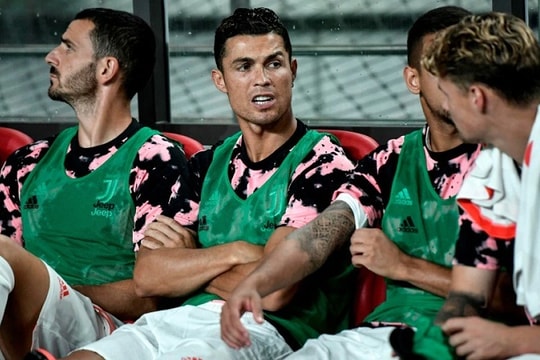 Hơn 2.000 CĐV kiện vì Ronaldo không thi đấu ở Hàn Quốc; Công Phượng e thẹn khoác tay đồng đội