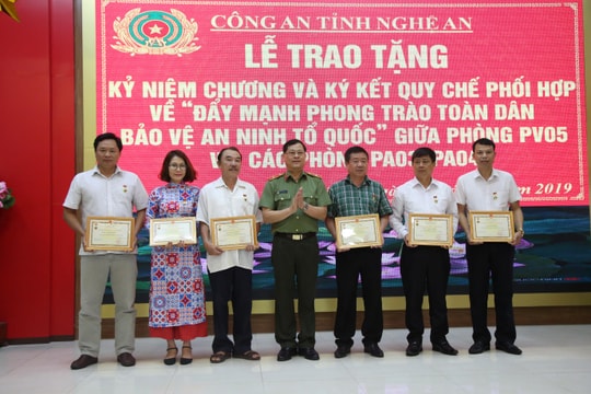 Bộ Công an tặng Kỷ niệm chương Vì sự nghiệp bảo vệ ANTQ cho 14 cá nhân