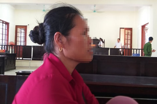 Người vợ ngậm ngùi đến tòa 'tiễn' chồng vào tù sau 8 ngày chung sống 