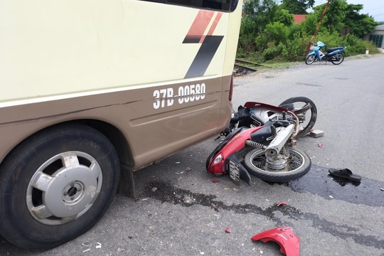 Xe máy đối đầu ô tô khách, 2 nam thanh niên nguy kịch