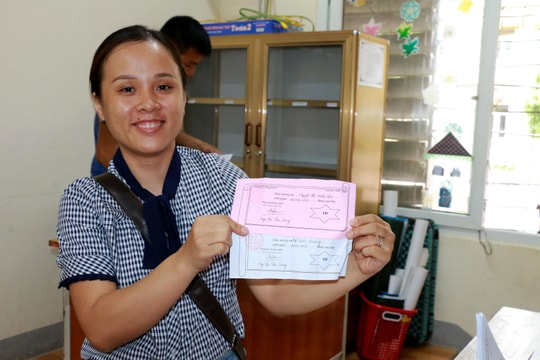 Phụ huynh, học sinh thành phố Vinh hào hứng đi bốc thăm chọn lớp, chọn cô