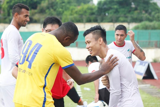 Quế Ngọc Hải và Trọng Hoàng ‘tay bắt mặt mừng’ gặp lại đồng đội SLNA 