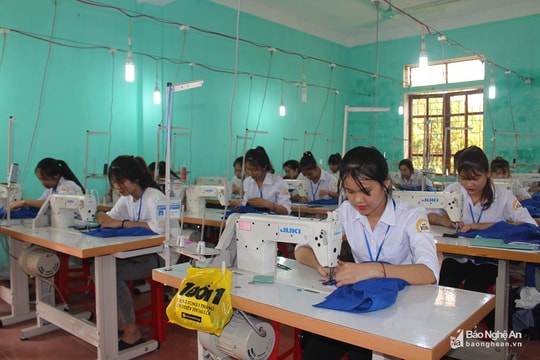 Thứ trưởng Bộ GD ĐT: Không sáp nhập các Trung tâm GDTX và các trường trung cấp, cao đẳng nghề