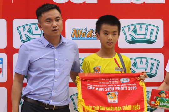 Tiền đạo Trần Hải Đăng - ‘Vua phá lưới’ U11 SLNA và thành tích học tập đáng nể