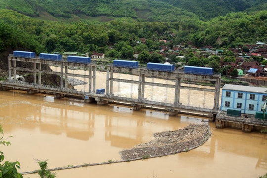 Thủy điện thông báo xả nước khẩn chỉ trước 30 phút khiến người dân lo sợ