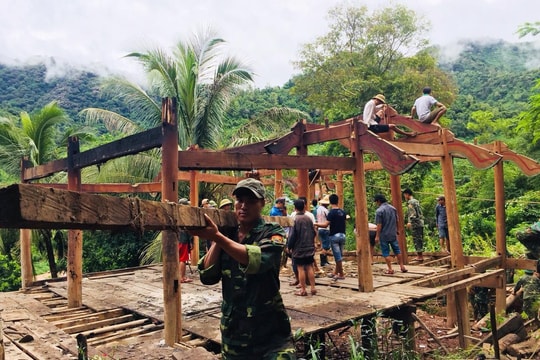 Bộ đội biên phòng Kỳ Sơn giúp các hộ dân di dời nhà cửa tránh lũ
