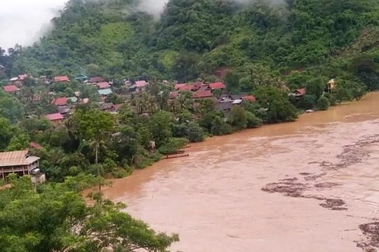 Kỳ Sơn: Nước lũ dâng cao trên dòng Nậm Nơn làm ngập nhà dân 