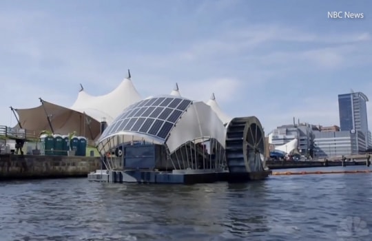 Cỗ máy dùng năng lượng mặt trời thu gom rác trên sông ở Mỹ