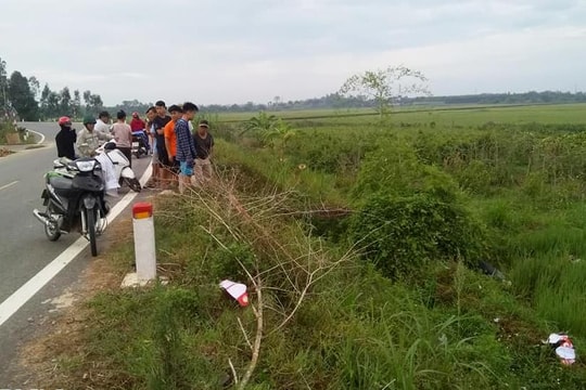 Phát hiện xe máy bị gãy vỡ nằm giữa ruộng lúa