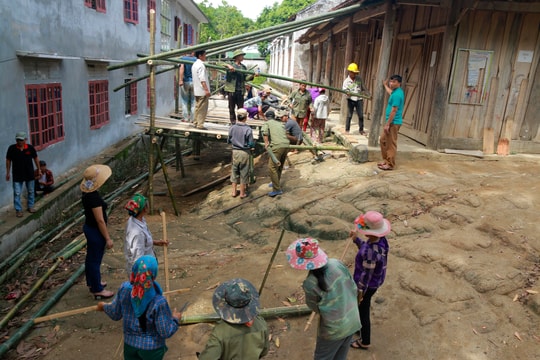 Phụ huynh rẻo cao Nghệ An vác tranh, nứa vượt rừng dựng ký túc xá cho học sinh 