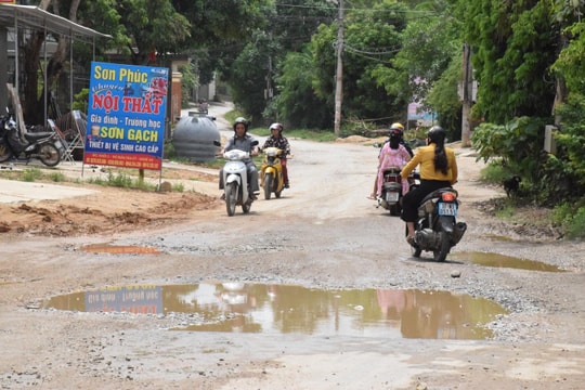 Người dân thị trấn Tân Kỳ tích cực hiến đất, dỡ bỏ tường rào mở rộng đường 