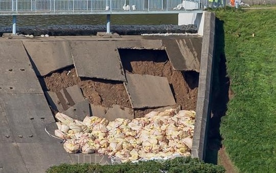 Anh điều trực thăng quân sự gia cố đập nước có nguy cơ vỡ