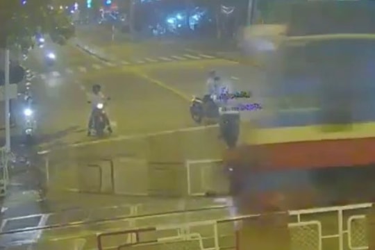 Kinh hoàng giây phút người đi xe máy lao vào đoàn tàu