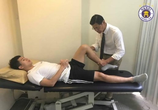 Messi dính chấn thương ngay ngày đầu tập lại với Barca; Đình Trọng tan hy vọng dự SEA Games 30