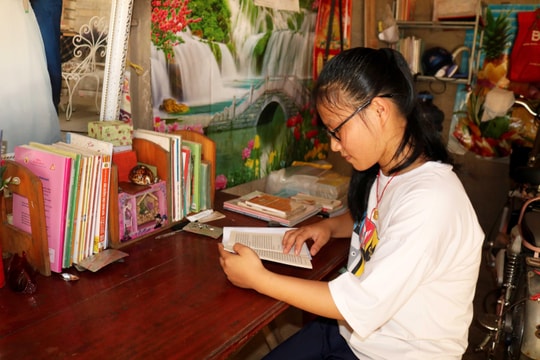 Khát khao đến trường của nữ sinh người Nùng ở Nghệ An một mình chăm mẹ ốm liệt giường