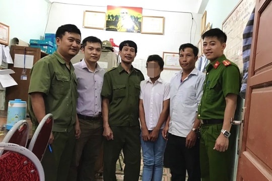Bàn giao cậu bé 12 tuổi người Mông bỏ nhà đi lạc cho gia đình