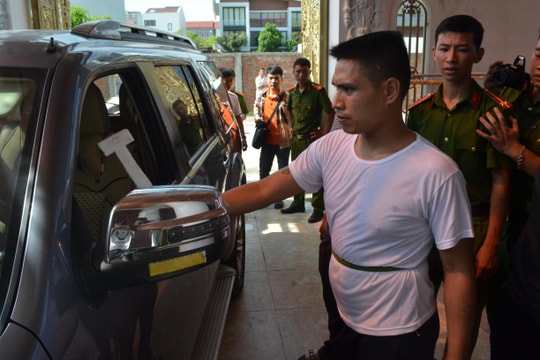 Cận cảnh thực nghiệm hiện trường 3 thanh niên đập kính ô tô trộm tài sản ở Nghệ An