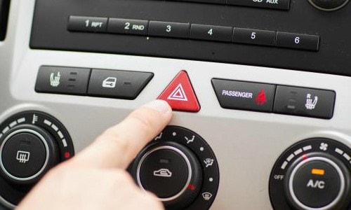 Dạy trẻ các kỹ năng thoát hiểm khi ở một mình trên ô tô 