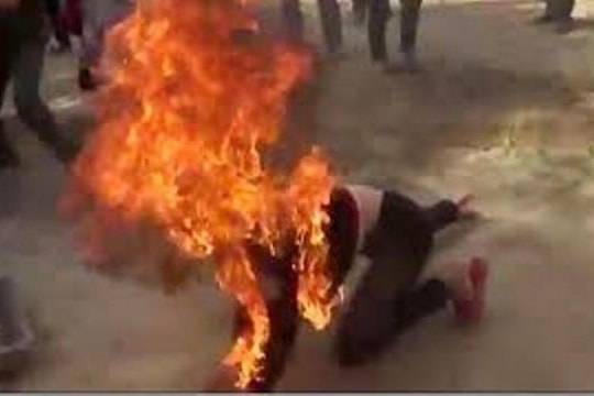 Nửa đêm con khóc, chồng đổ xăng đốt vợ sau tiếng cãi vã