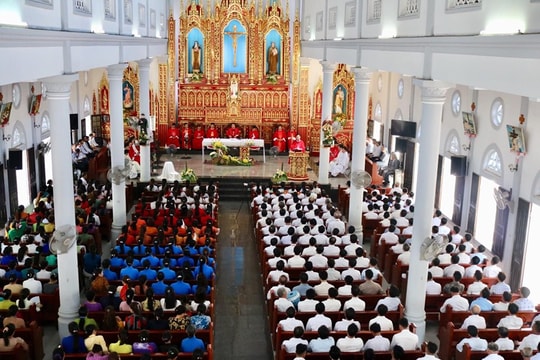 Giáo xứ Lộc Mỹ tổ chức thánh lễ tuần chầu lượt đền tạ Chúa Giêsu