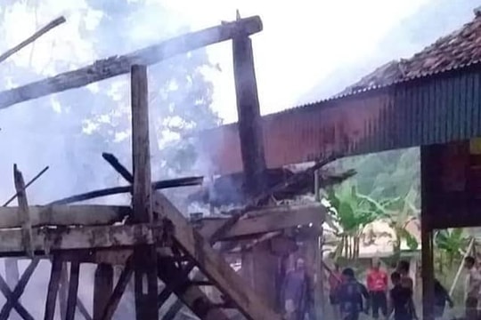 Cháy rụi nhà sàn của hai ông bà 81 tuổi ở Quế Phong lúc rạng sáng