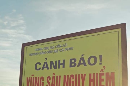 Ra vớt quả bóng cho con, người cha bị nước biển cuốn trôi