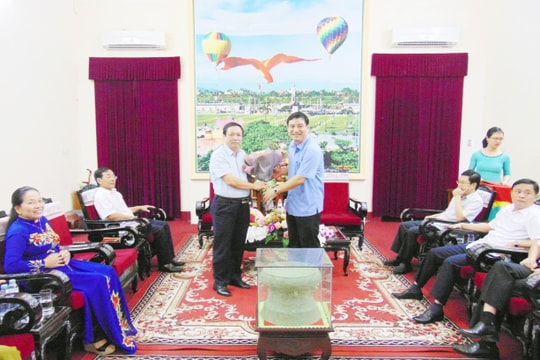 Thường trực Tỉnh ủy gặp mặt cán bộ nghỉ hưu theo chế độ