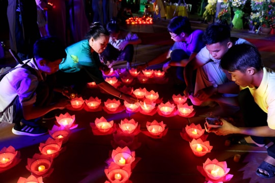 Lung linh đêm thắp nến tri ân lễ vu lan tại chùa Đại Tuệ