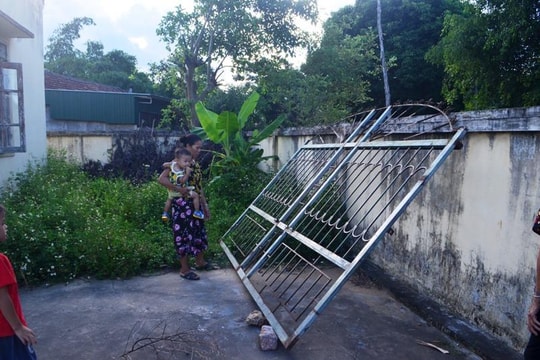 Cháu gái 7 tuổi bị cổng sắt nhà văn hóa bất ngờ đè chấn thương nặng sọ não